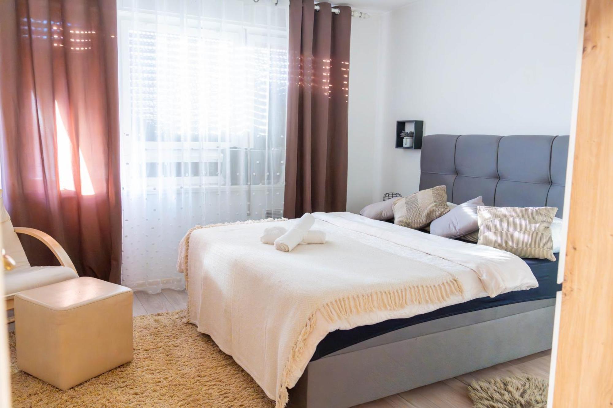 Apartman Lili Knin Exterior photo
